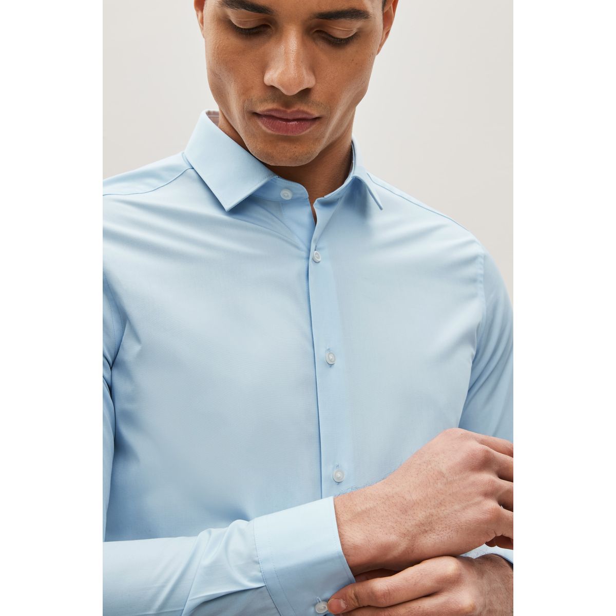 Chemise facile d'entretiencoupe skinny à manchette simple bleu clair, NEXT