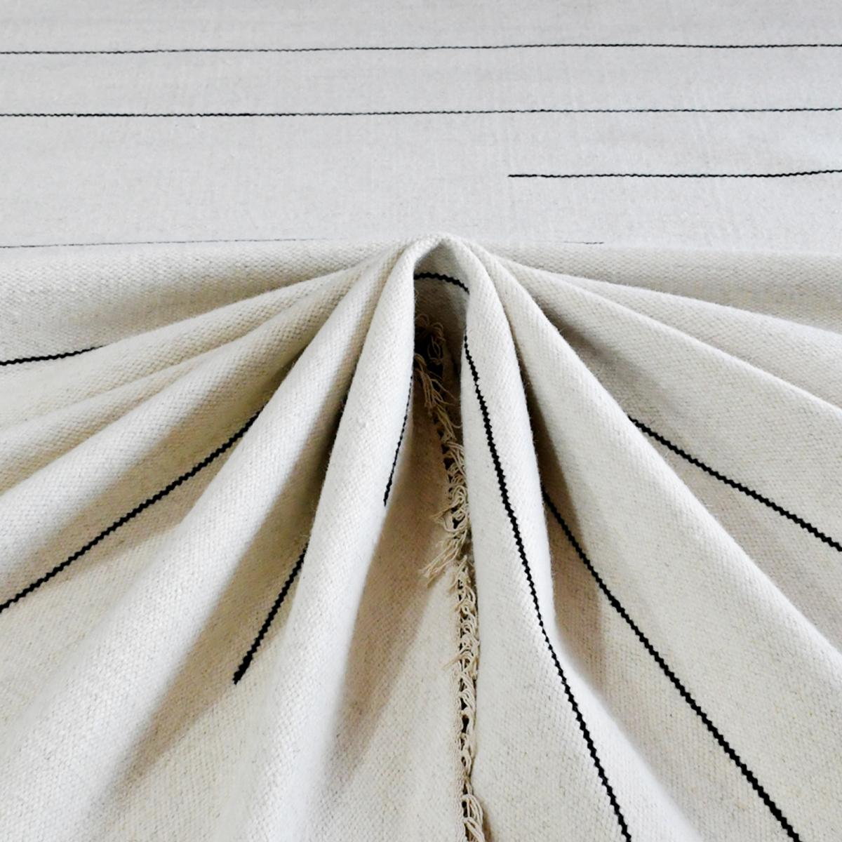 Tapis kilim fait main en laine motif simple PRAHA écru, gris, UN AMOUR DE TAPIS