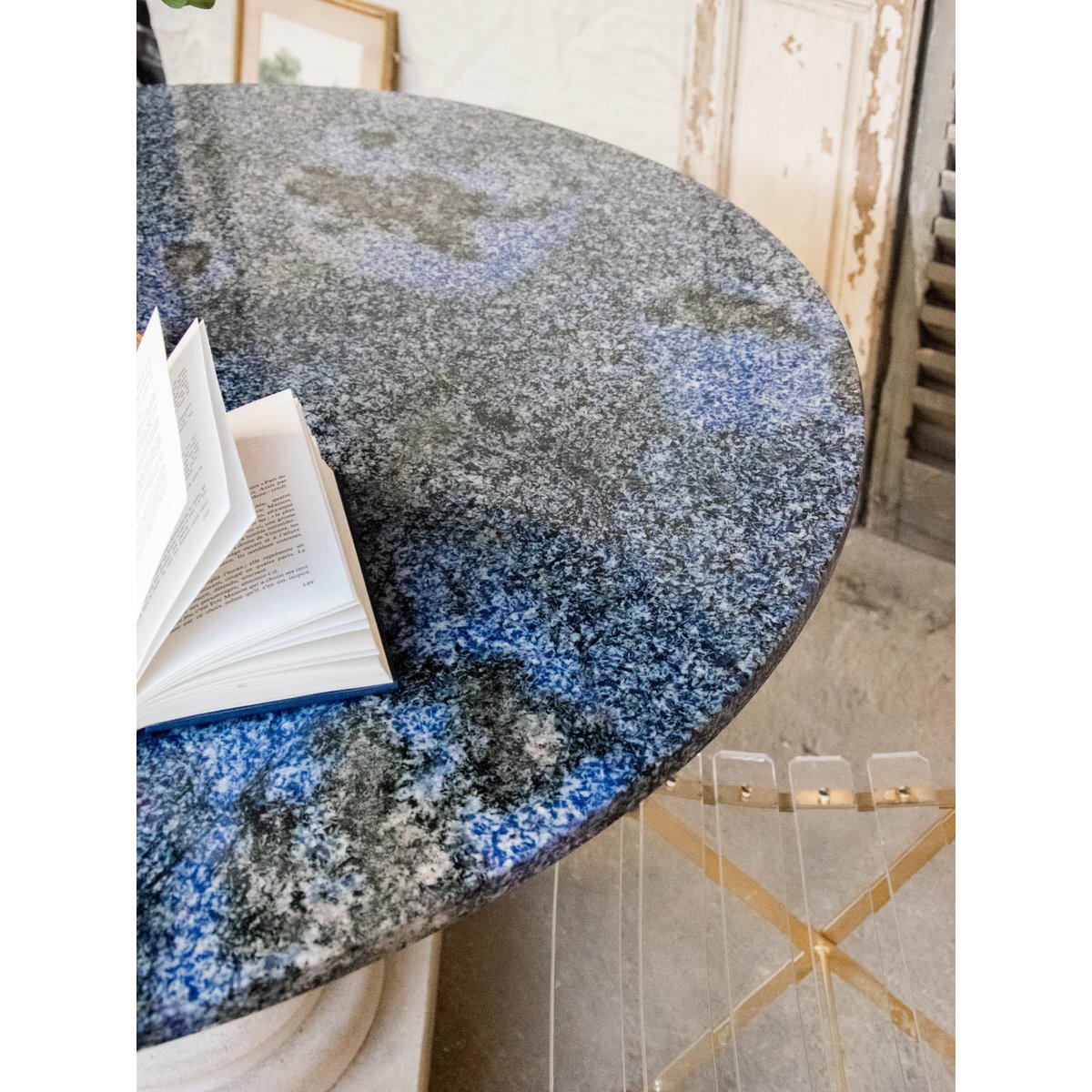Table à manger en marbre bleu Karla N°1035 - Bon état ecru, DEBONGOUT