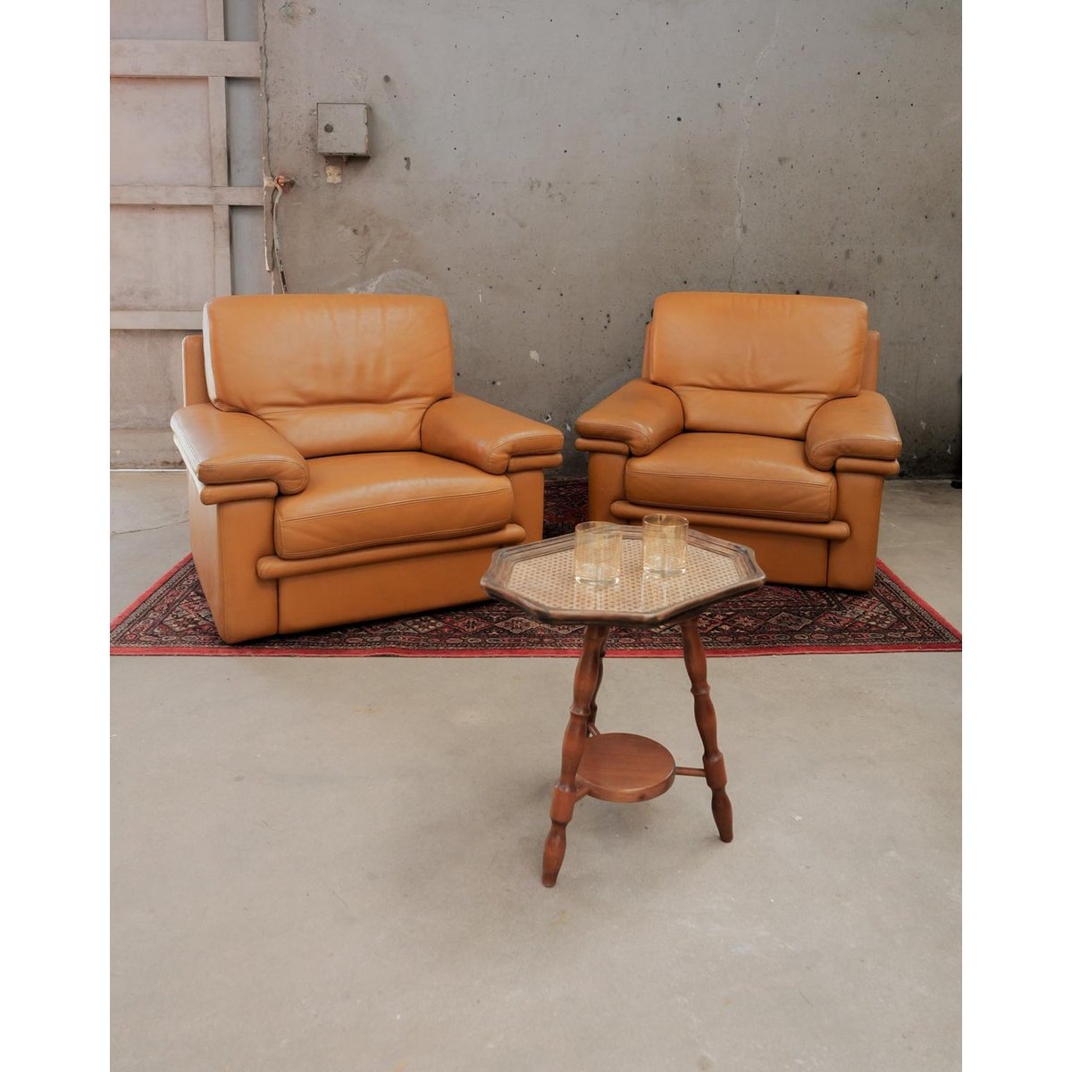 Lot de 2 fauteuils style années 80 Ernest N°1055 - Bon état marron, DEBONGOUT