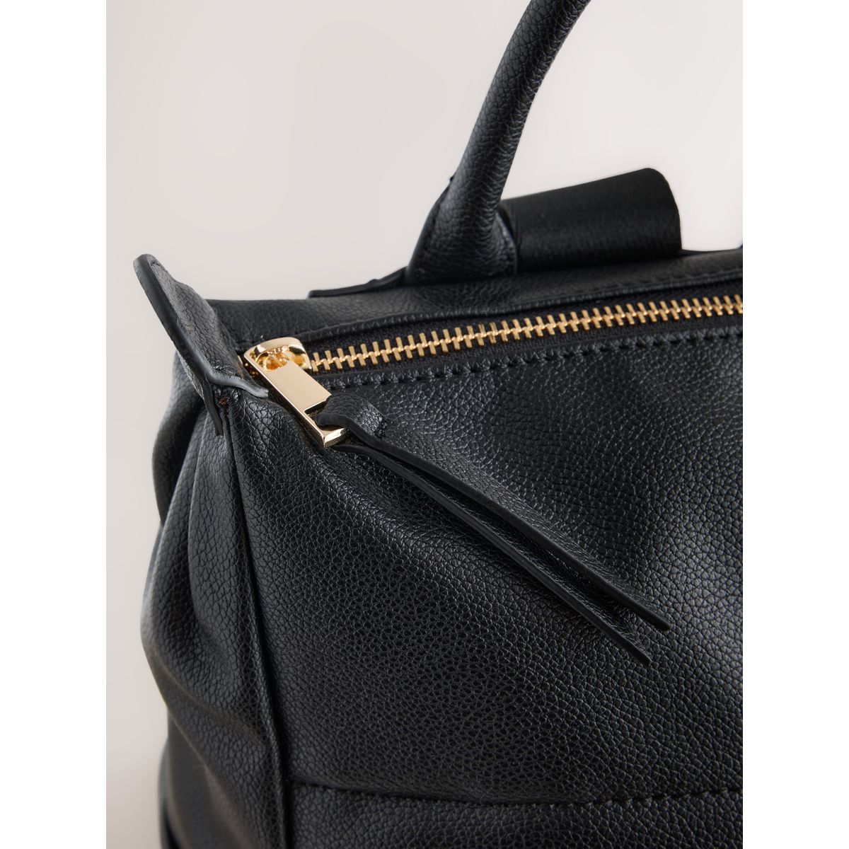 Sac à dos avec poche sur le devant noir, NEXT