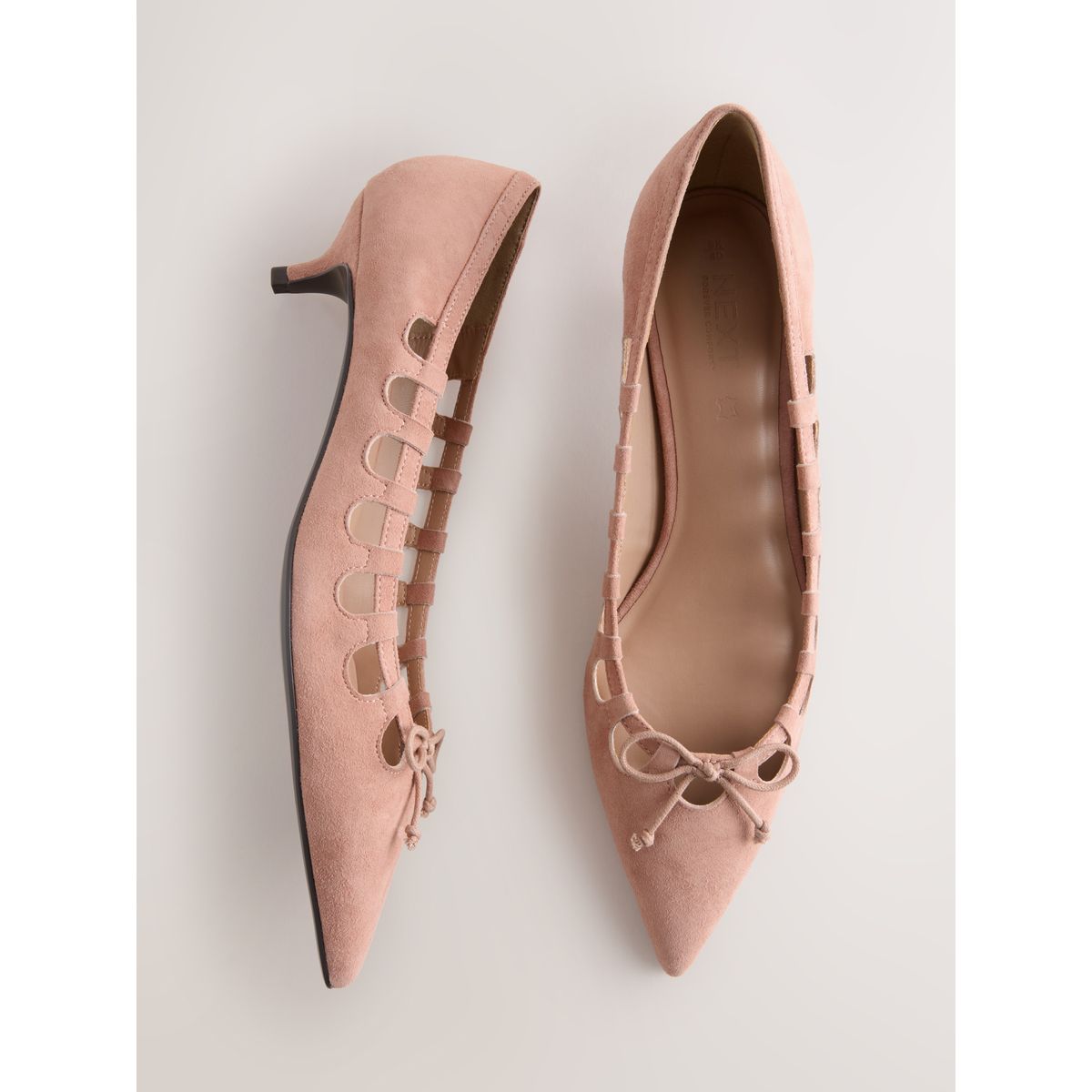 Chaussures en daim à petit talon et découpes rose, NEXT