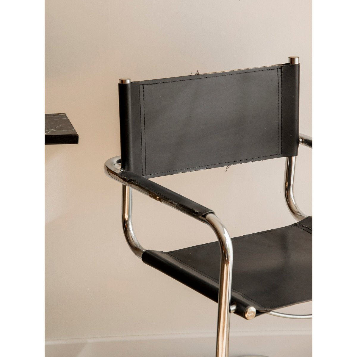 Chaise à l'assise en cuir noir Alma N°1869 - Bon état noir, DEBONGOUT