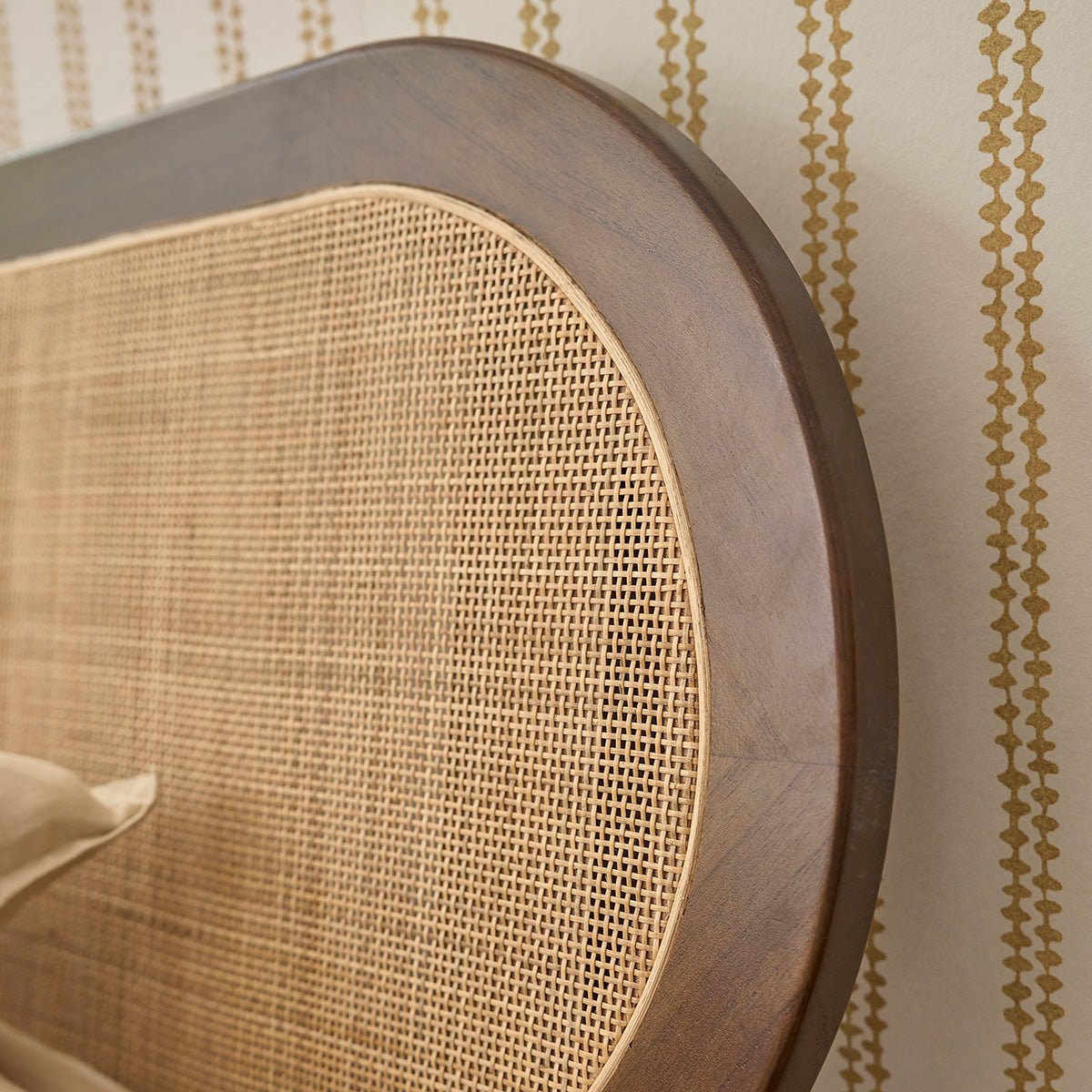 Lit en bois massif et cannage finition noyer 160 cm avec sommier LILA marron, BERAH GETAH
