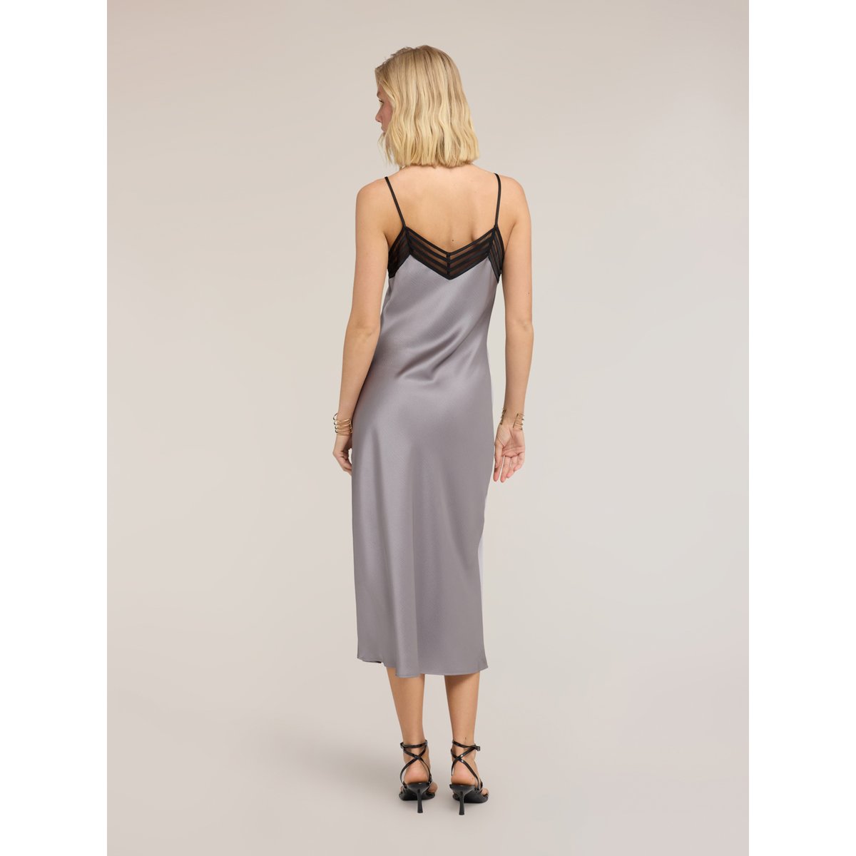 Robe longue avec bordure en tulle gris, MOTIVI