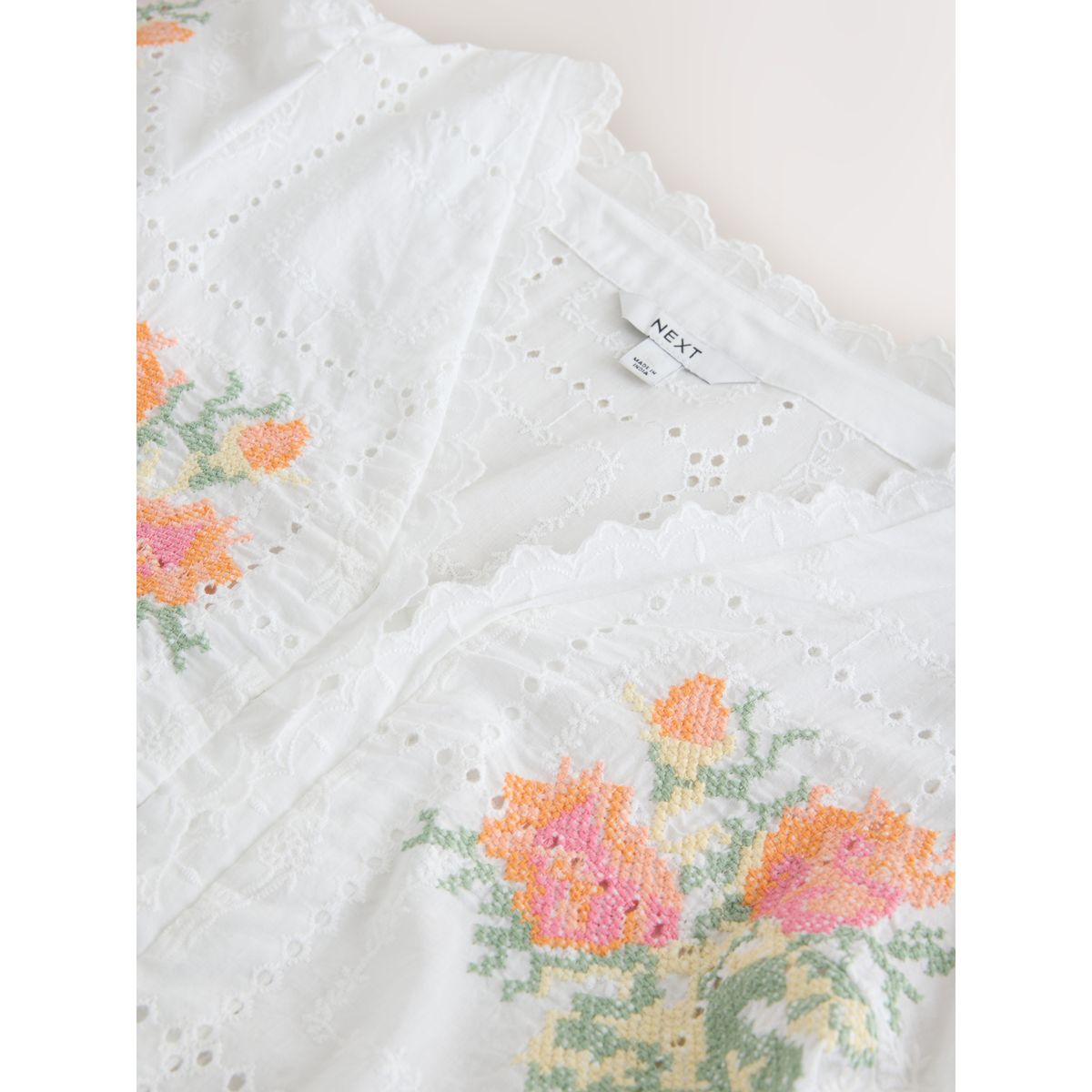 Haut à fleurs brodées avec surpiqûres blanc, NEXT