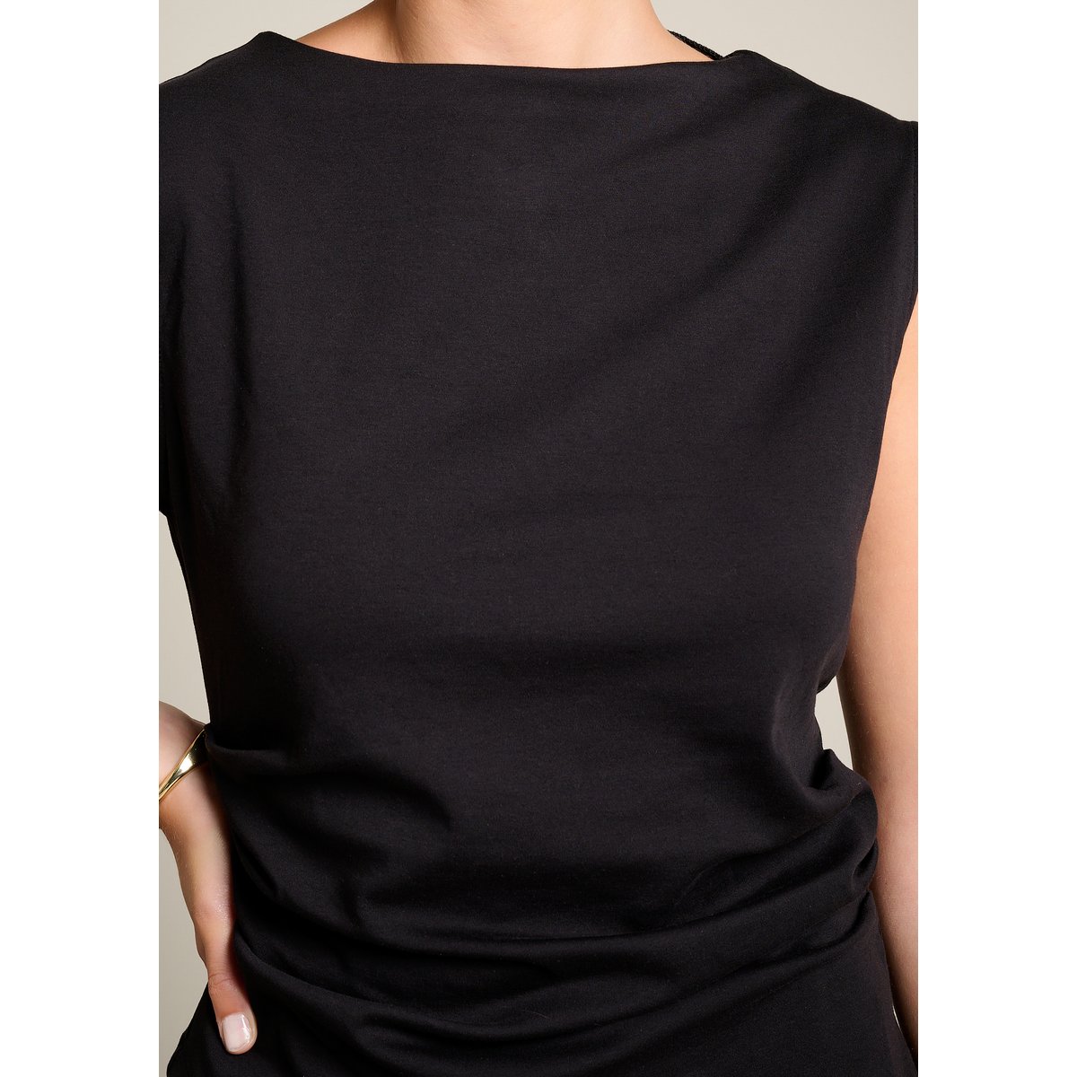Top drapé asymétrique noir, LOLALIZA