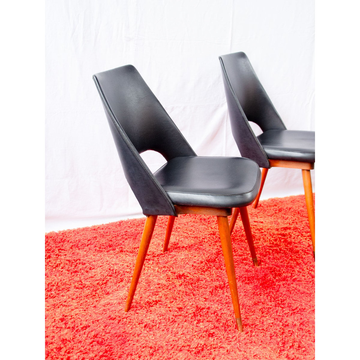Lot de 4 chaises en hêtre et skaï Alma N°2120 - Bon état bois foncé, DEBONGOUT