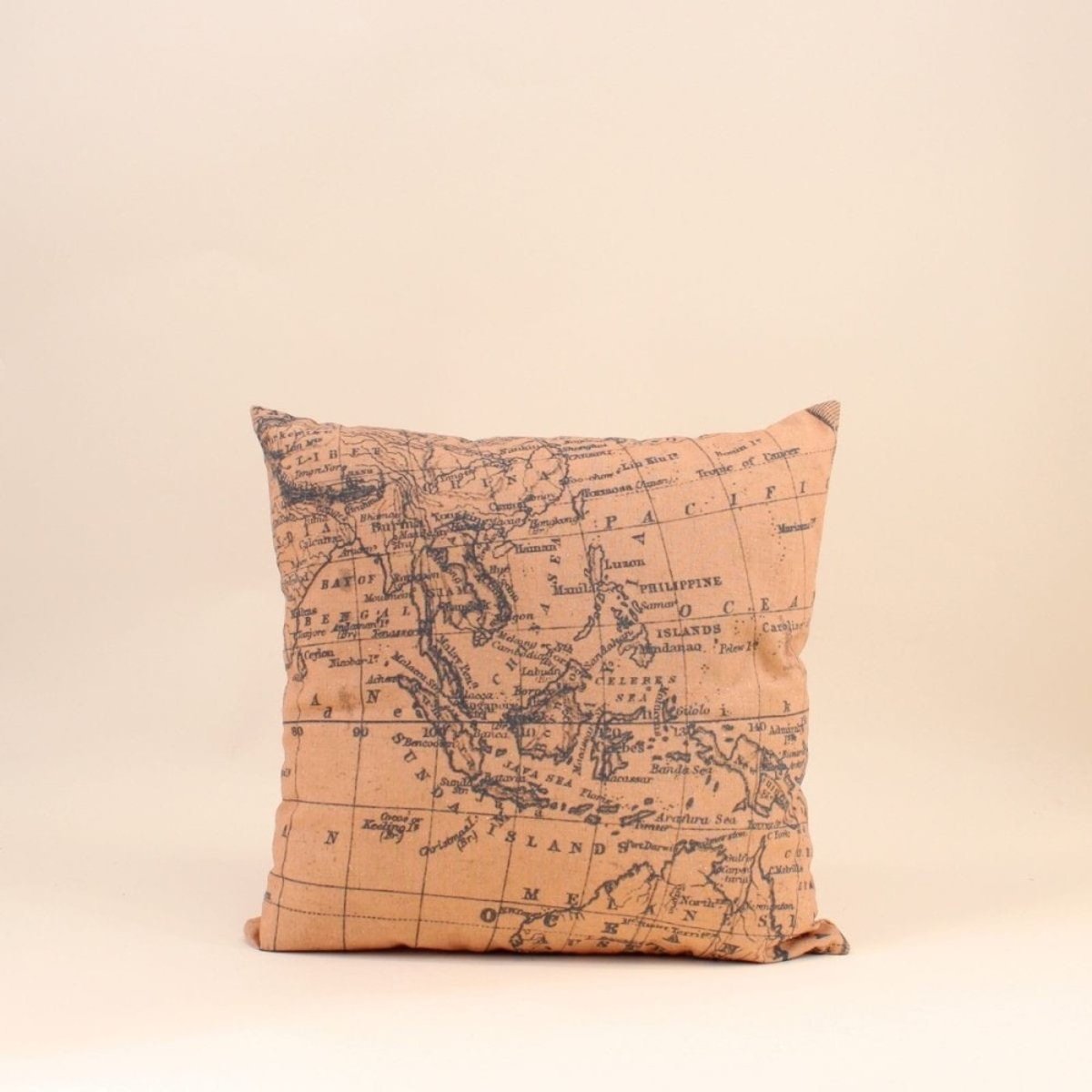 Coussin carte du monde 45cm beige, ORNAMI