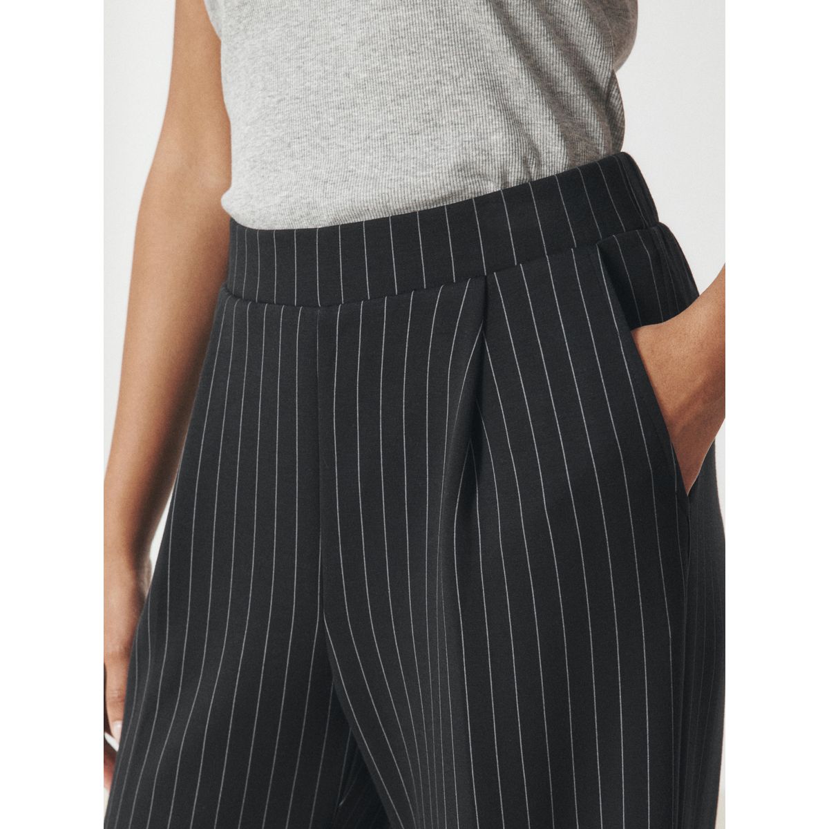 Pantalon fluide plissé à fines rayures noir, NEXT