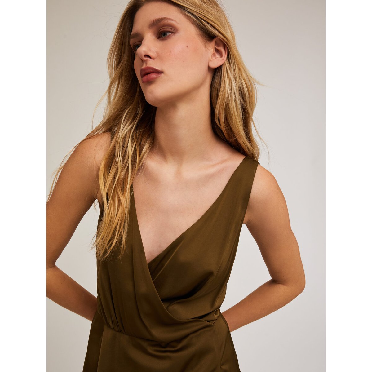 Robe courte en satin à encolure croisée verde militare, MOTIVI