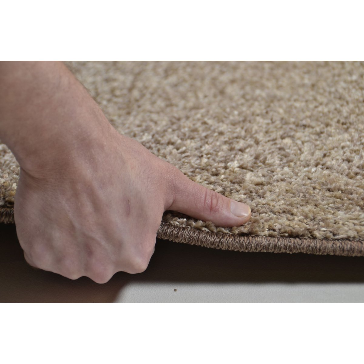 Tapis brillant RENZO - tissé à la machine - en 100% polypropylène terracotta, THEKO