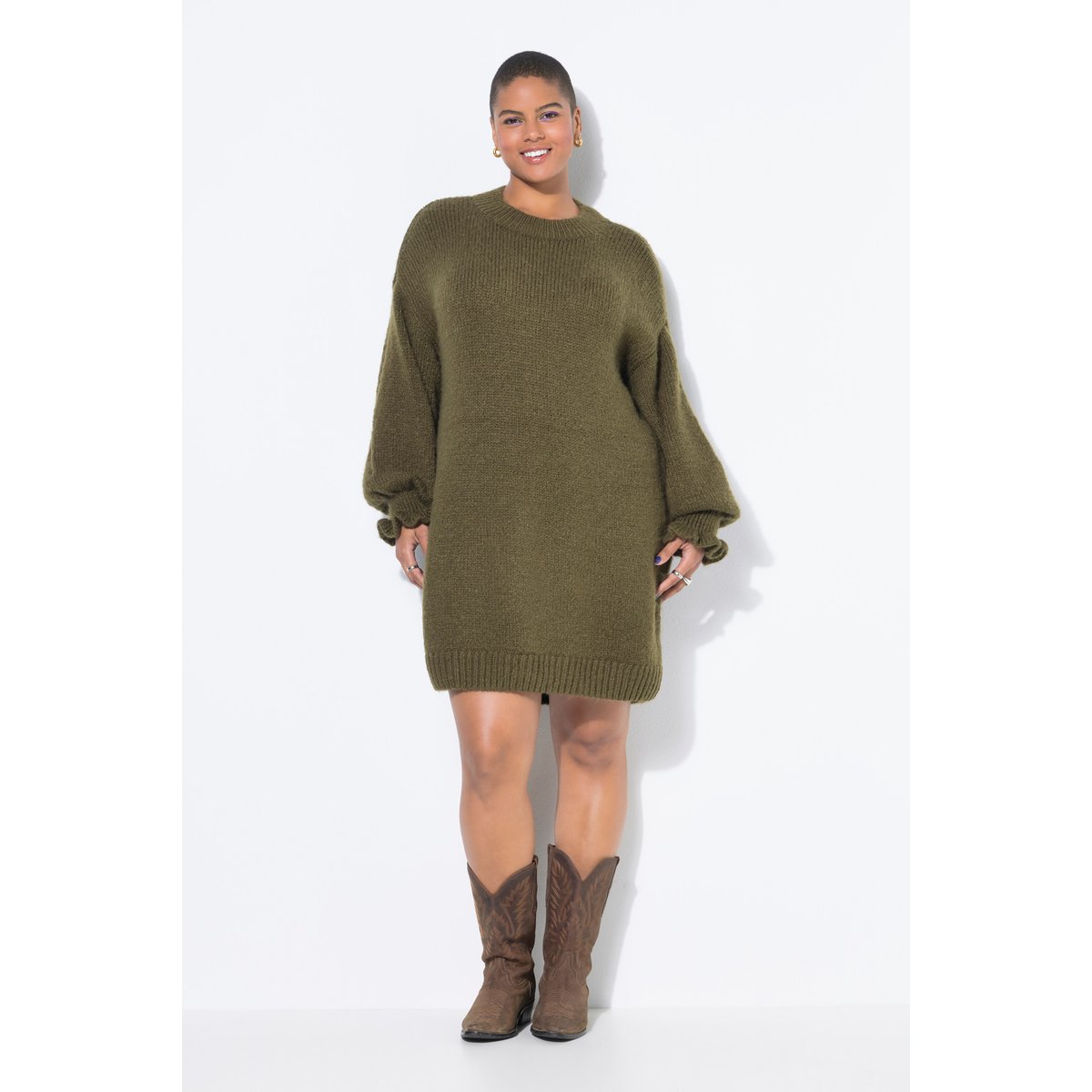 Robe en maille oversize. Manches ruchées olive foncé, STUDIO UNTOLD
