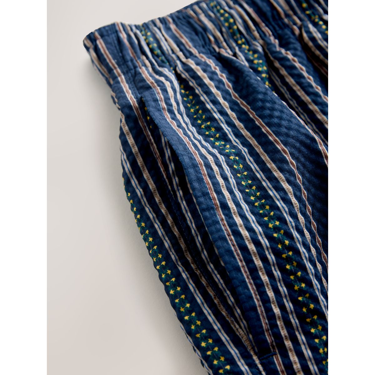 Short de bain rayé en seersucker 5 pouces bleu marine, NEXT