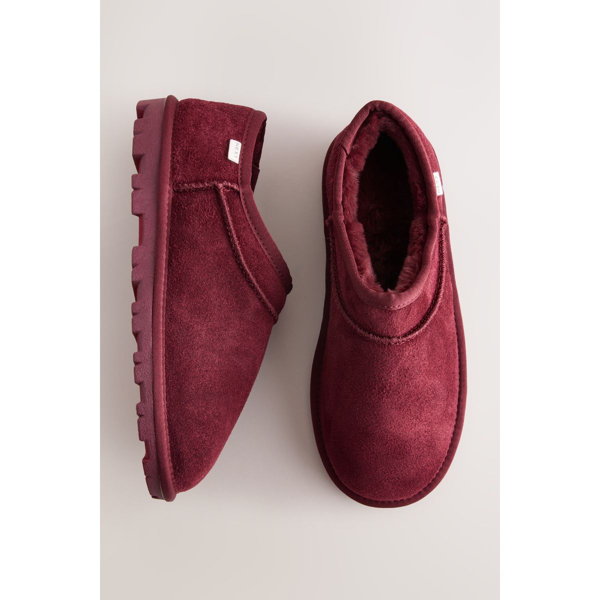Chaussons en daim fourrés prune, NEXT