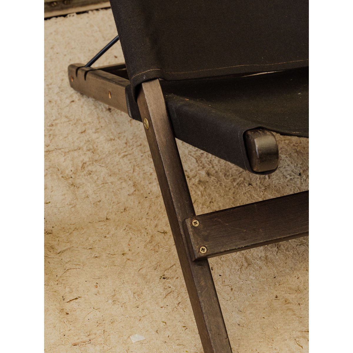 Chaise transat en bois et tissu noir Alma N°2121 - Bon état noir, DEBONGOUT
