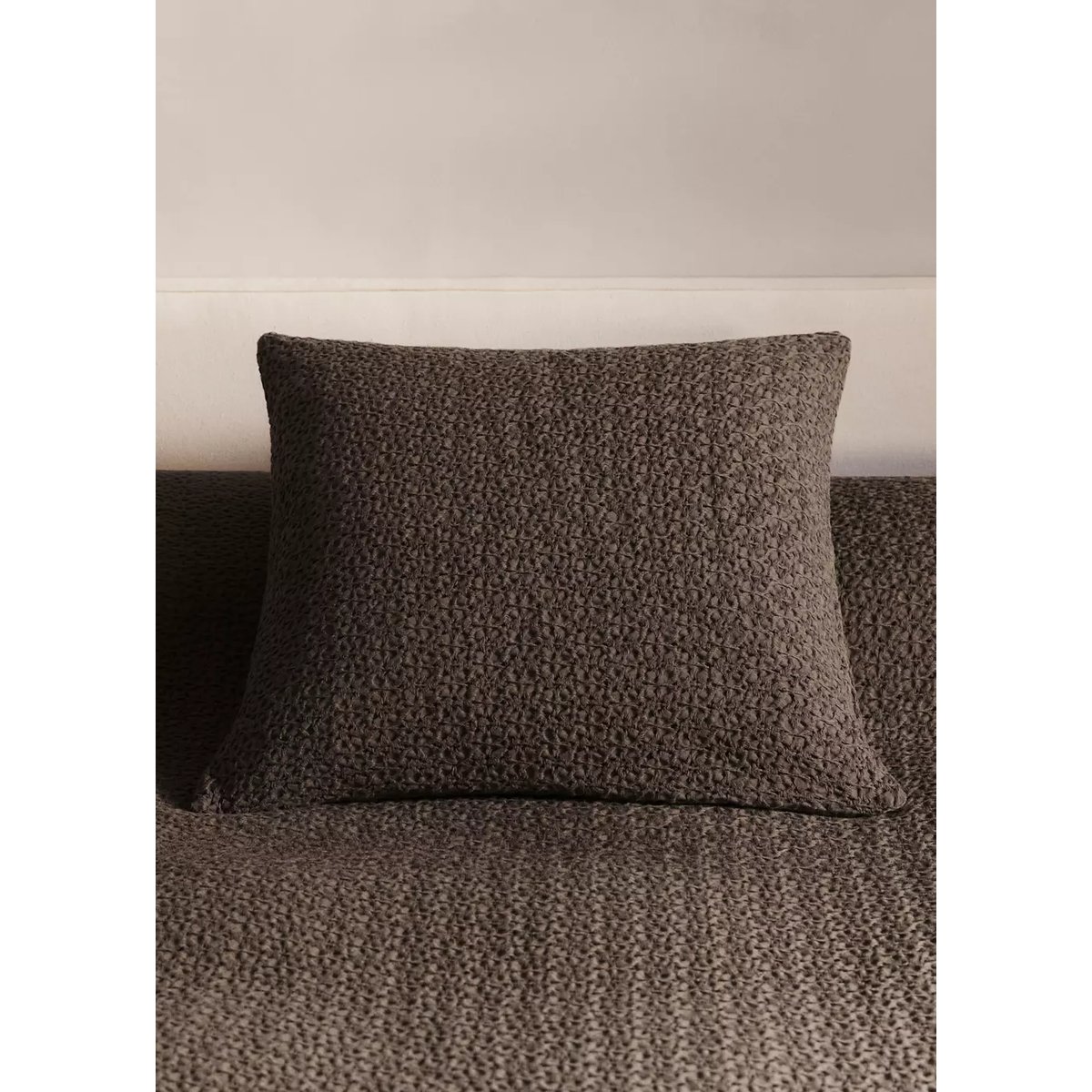 Housse de coussin en coton waffle garment-dyed 50x50 cm café, MANGO HOME
