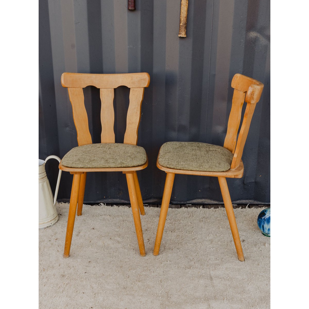 Paire de chaises en bois et tissu vert Alma N°1870 - Bon état bois clair, DEBONGOUT