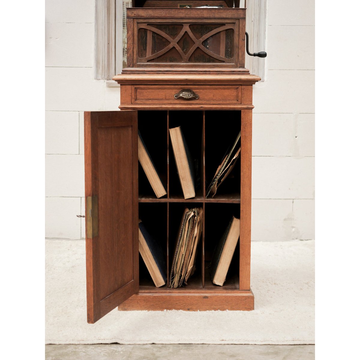 Armoire à disques Blandine N°513 - Bon état bois foncé, DEBONGOUT