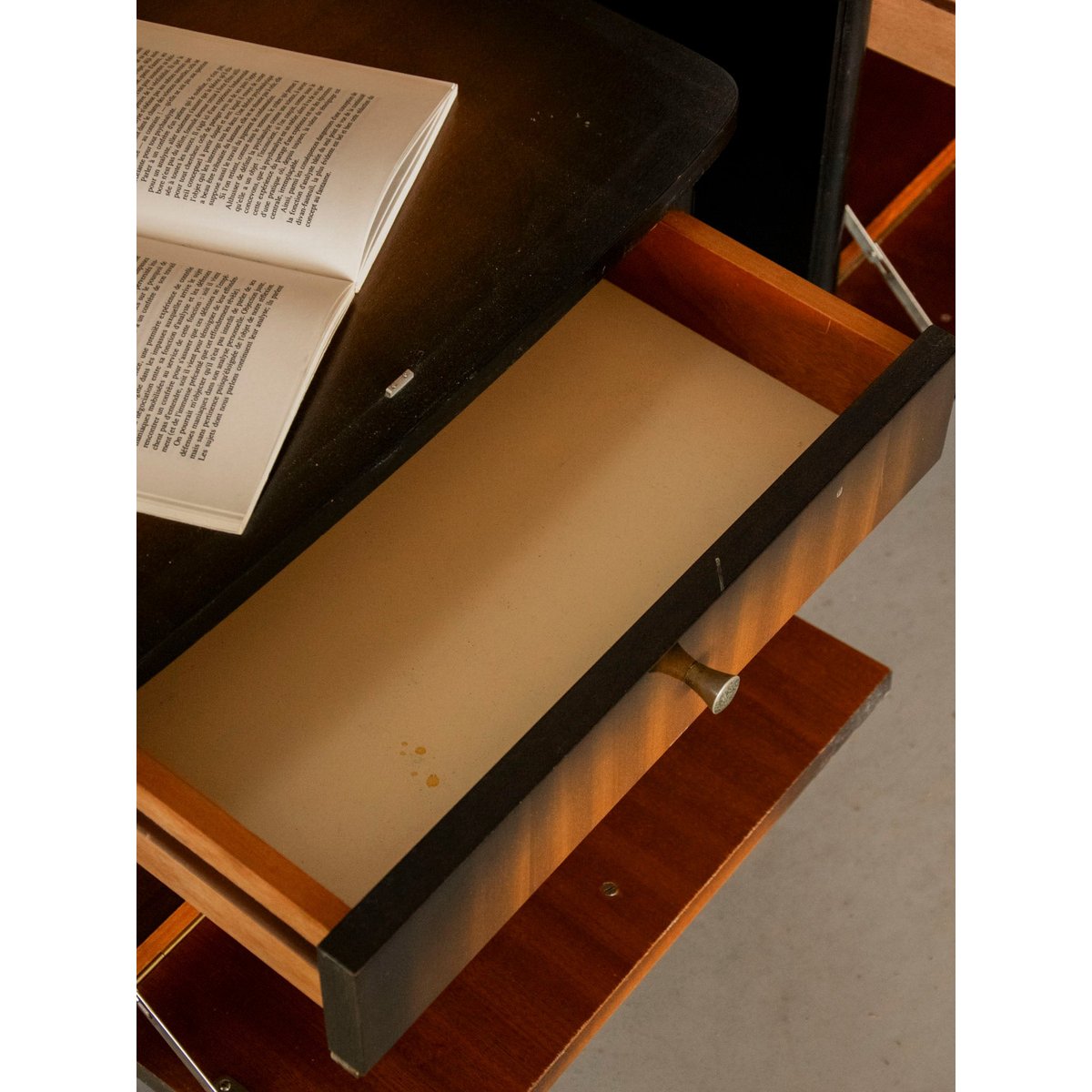 Paire de tables de chevet mid-century Maïa N°1581 - Bon état bois foncé, DEBONGOUT