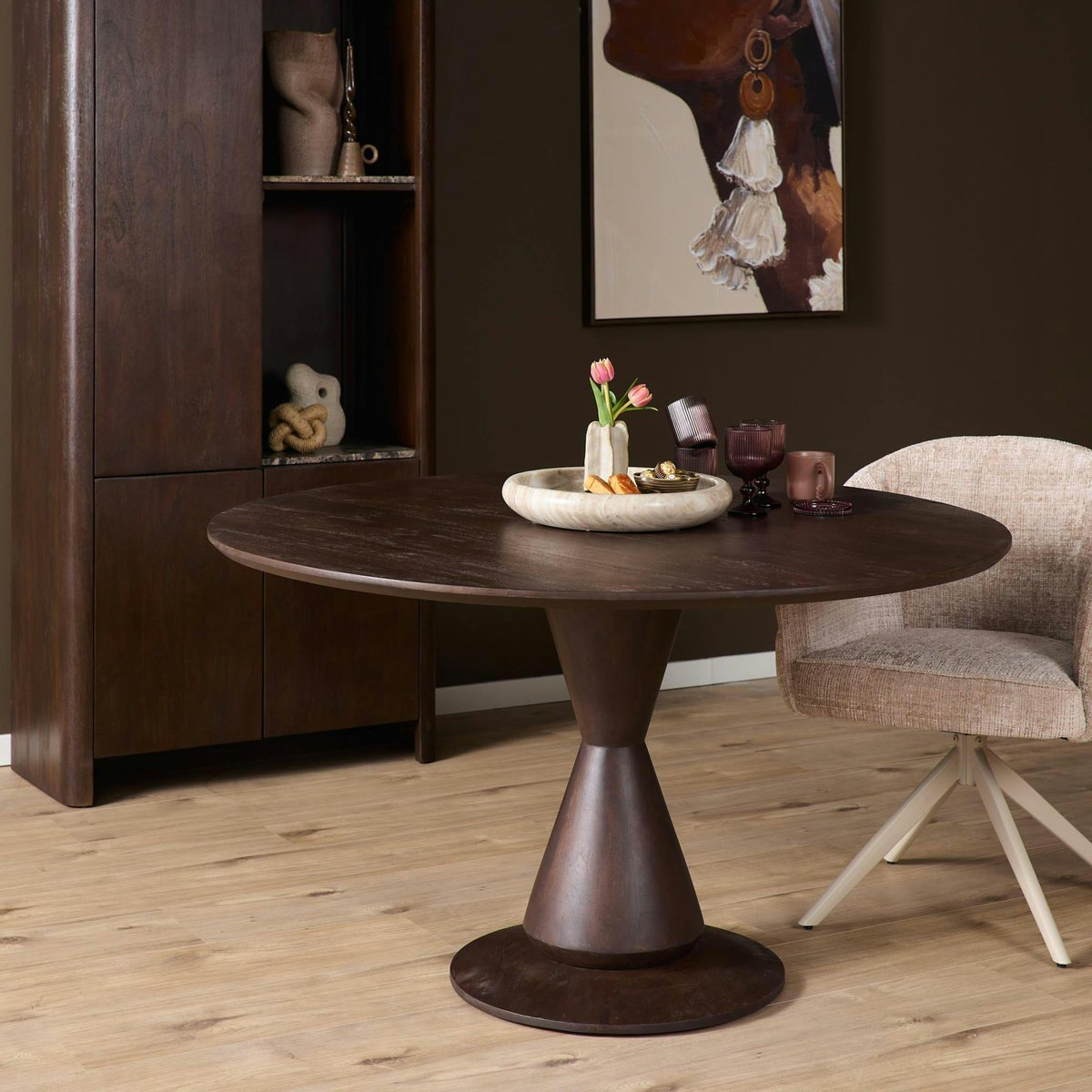 Table à manger bois foncé pied central sculpté Ø130 cm ALMA marron, PIER IMPORT