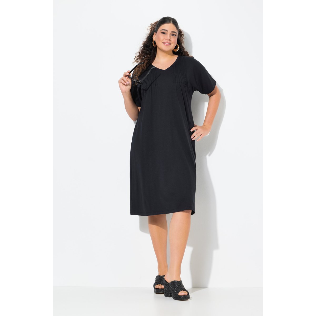 Robe en jersey à plis fantaisie. Col V et noir, ULLA POPKEN