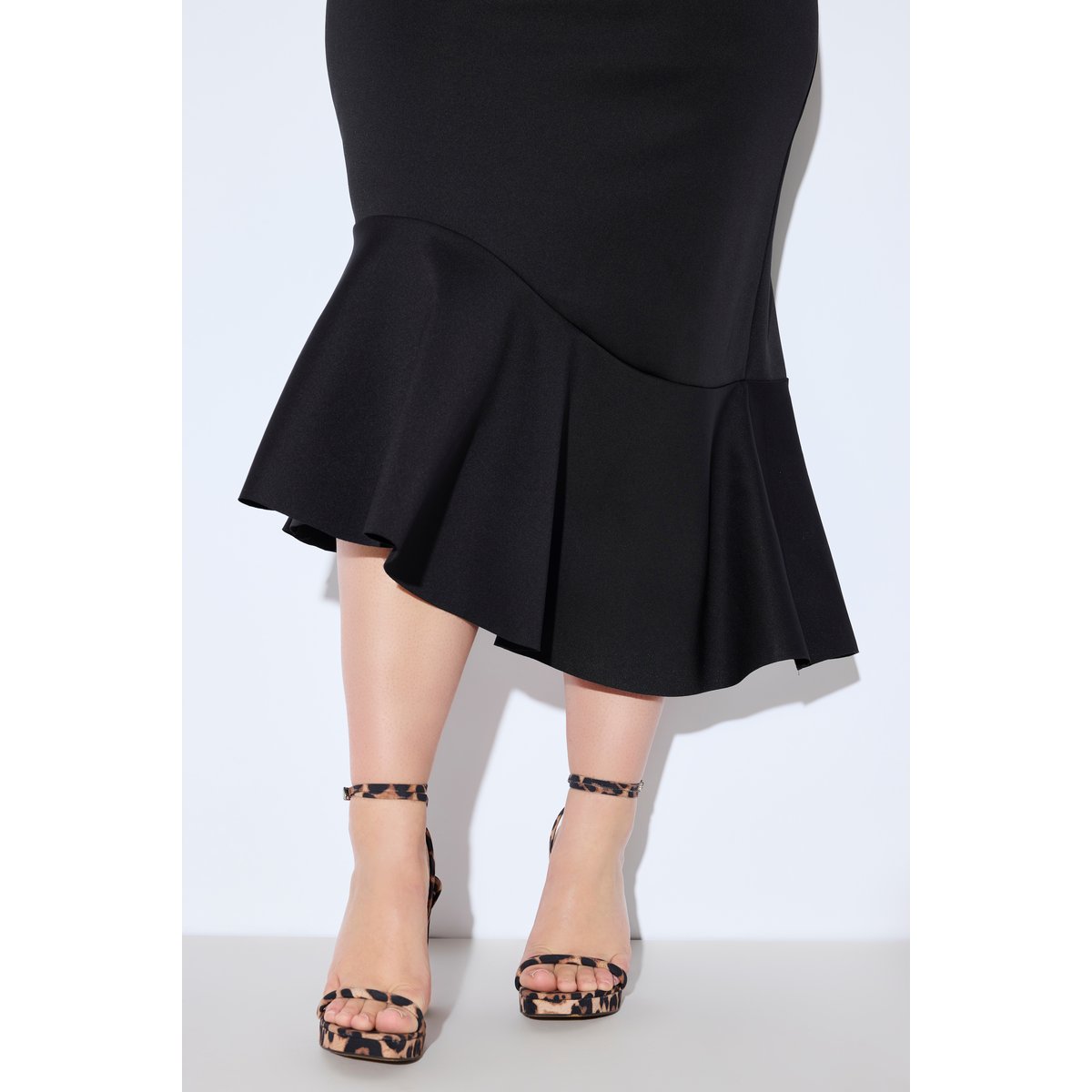 Robe maxi en tissu scuba. Encolure carmen noir, ULLA POPKEN