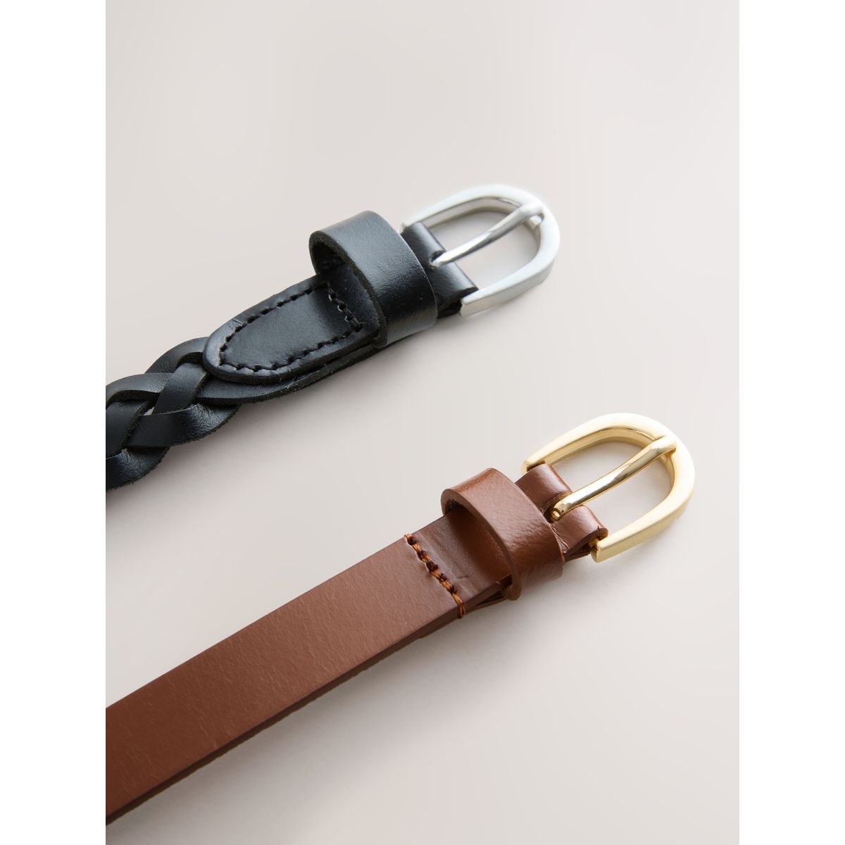 Ceinture fine en cuir effet tressé, lot de 2 noir uni/beige, NEXT
