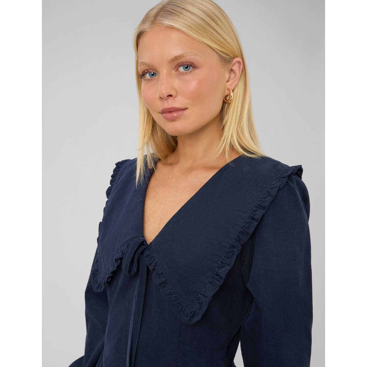 Robe à col volanté bleu foncé, BZB