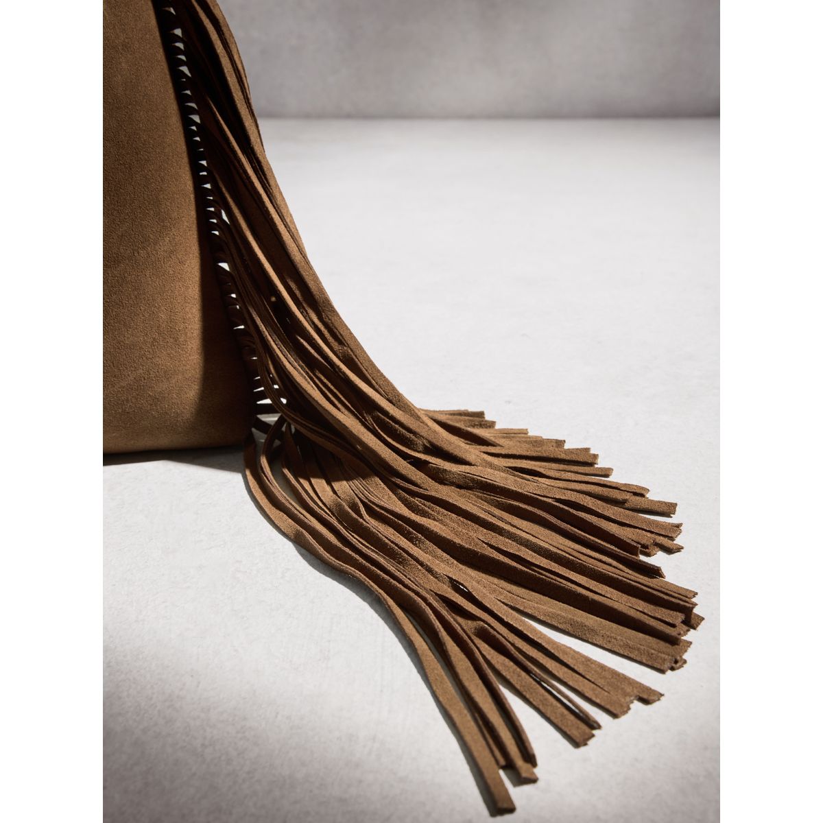 Sac bandoulière à franges en daim n. premium sable, NEXT