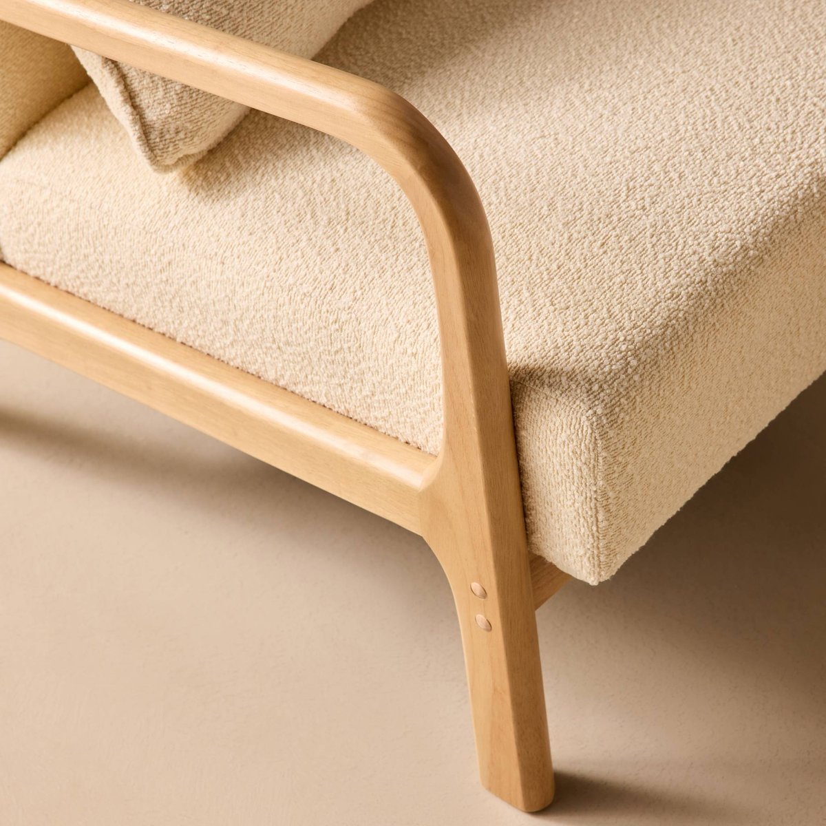 Fauteuil scandinave bois d'hévéa et bouclette texturée LORENS beige, SWEEEK