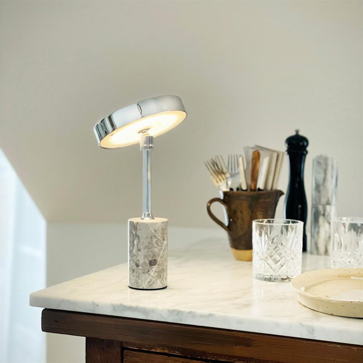 Lampe à poser LED Starlight chrome, marbre blanc chrome, gris, DYBERG LARSEN