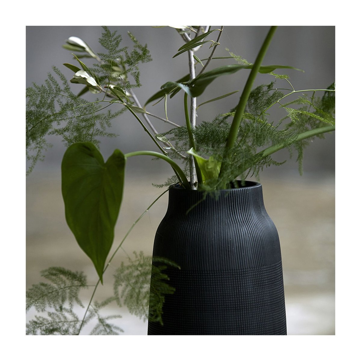 Vase Groove h 35 cm noir, HOUSE DOCTOR