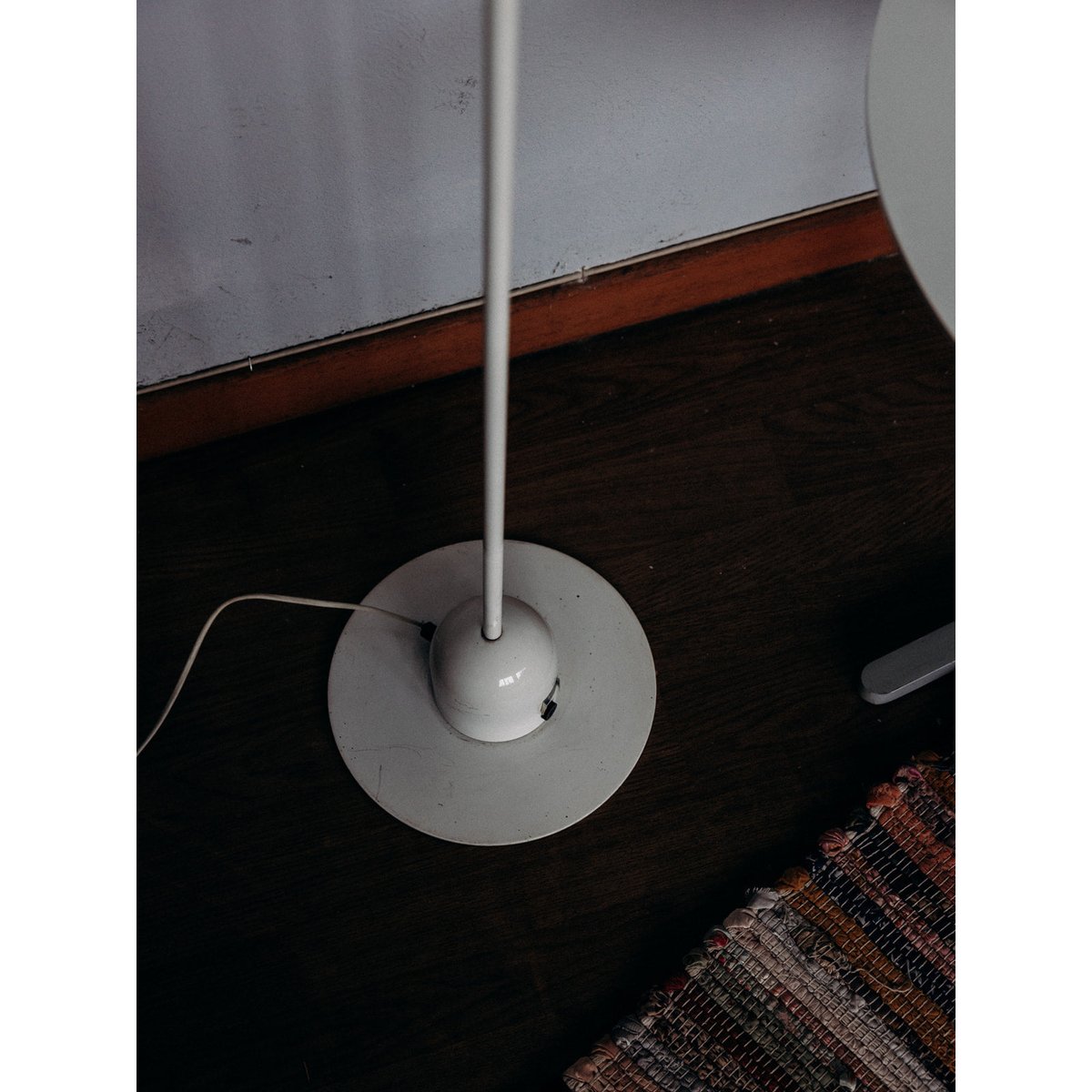 Lampadaire en métal Julien N°60 - Bon état blanc, DEBONGOUT