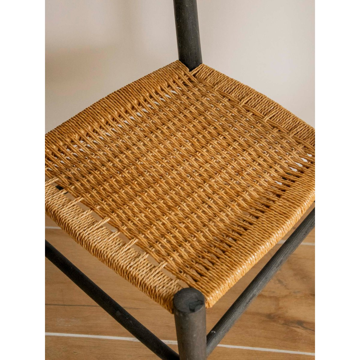 Paire de chaises aux lignes épurées Claude N°1563 - Bon état bois foncé, DEBONGOUT