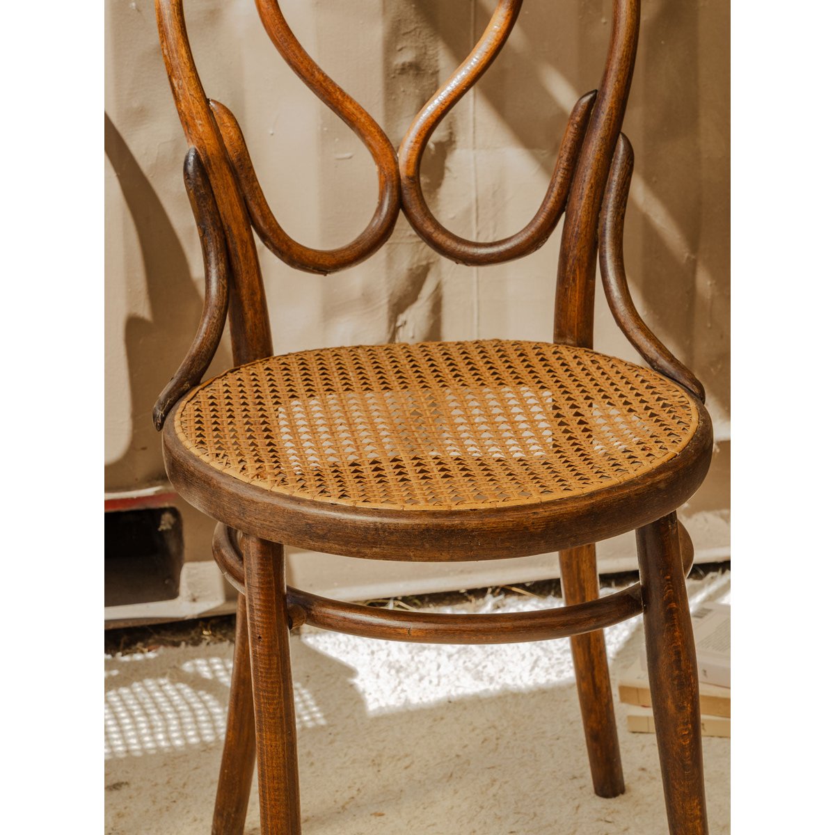 Paire de chaises en bois Claude N°1405 - Bon état bois foncé, DEBONGOUT