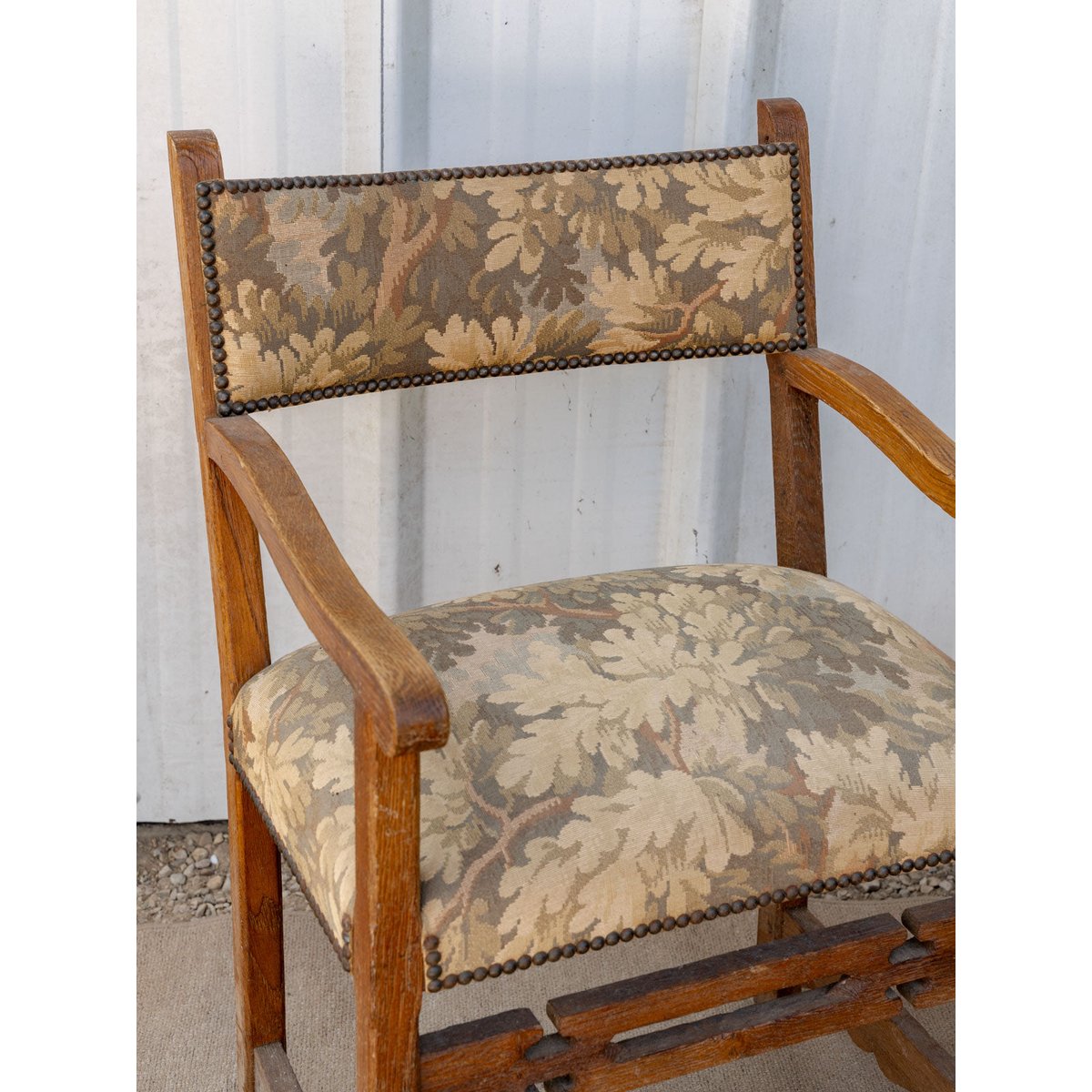 Fauteuil ancien clouté en bois et tissu Ernest N°1497 - Bon état bois foncé, DEBONGOUT