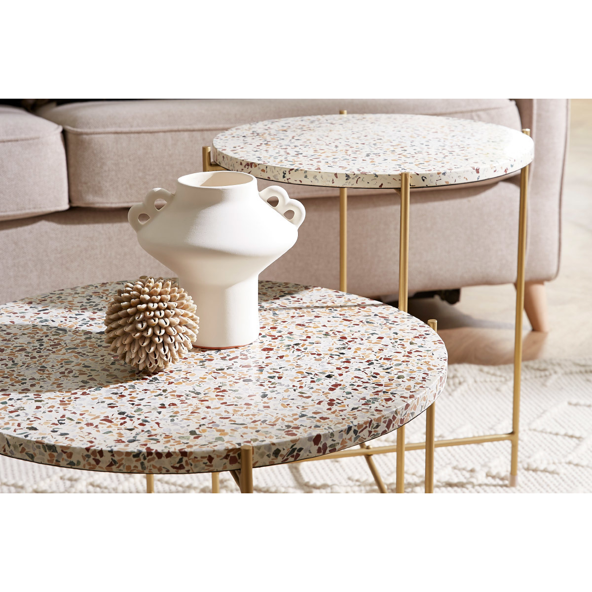 Table d'appoint design ronde en terrazzo et métal doré D40 cm MEZZO crème, MILIBOO