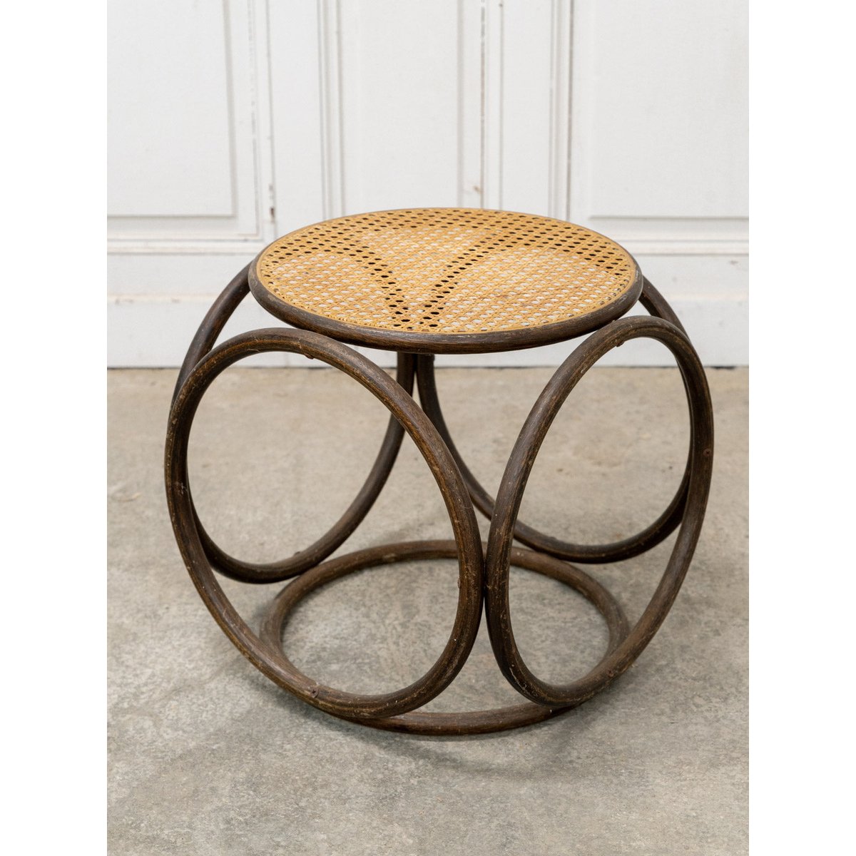 Table d'appoint en bois et cannage Francine N°1060 - Bon état bois foncé, DEBONGOUT