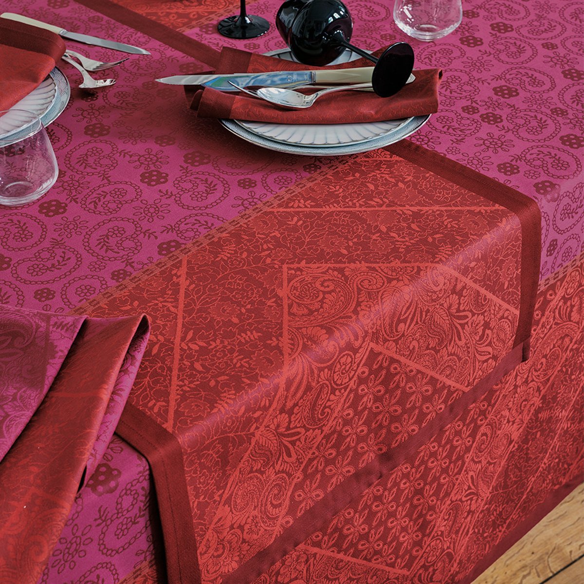 Chemin de table pur coton antitache CASSIDY berry, GARNIER THIEBAUT