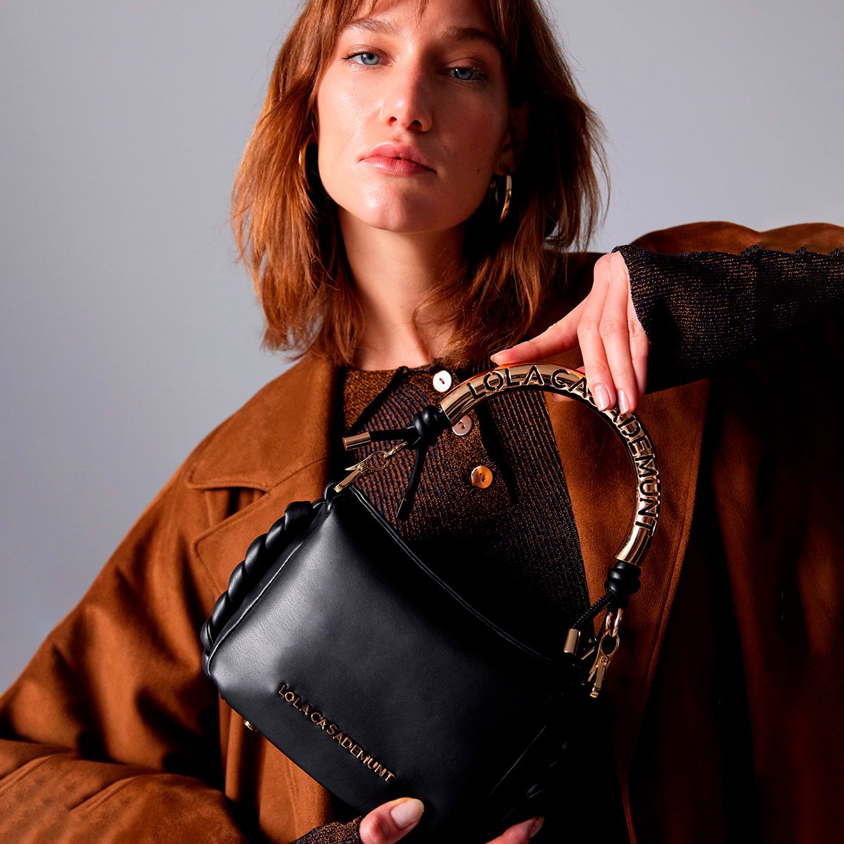 Sac à bandoulière avec anse métalique effet cuir noir, LOLA CASADEMUNT