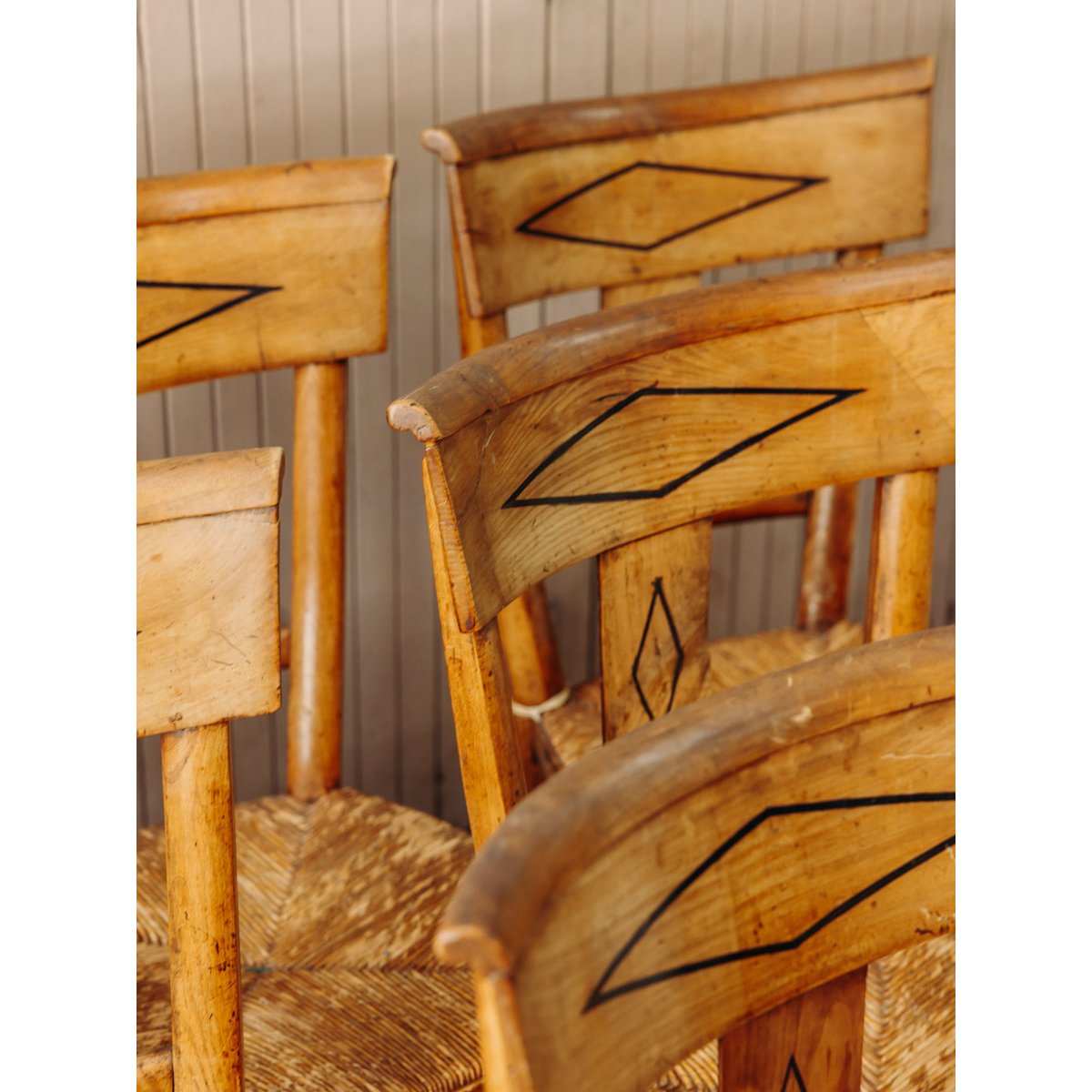 Lot de 6 chaises en cannage et bois sculpté Claude N°1613 - Bon état bois clair, DEBONGOUT