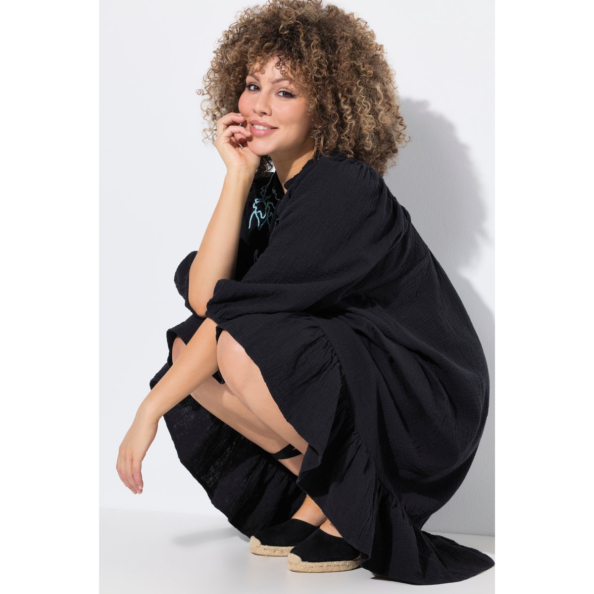 Robe en mousseline. Col tunisien et manches noir, ULLA POPKEN