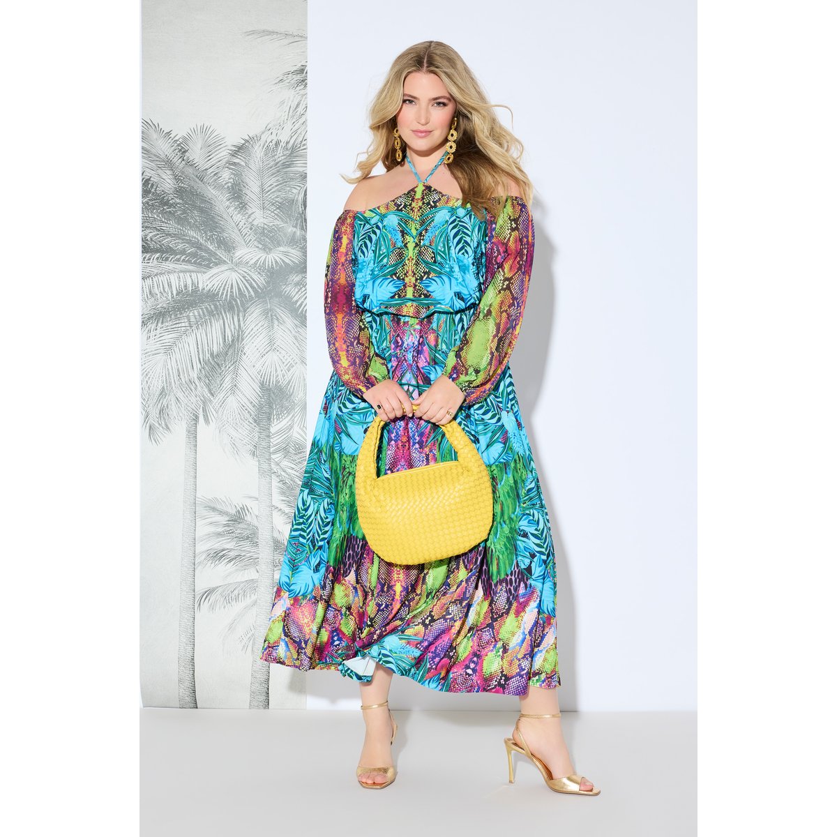 Robe maxi en mousseline. Épaules nues. Fond noir, ULLA POPKEN