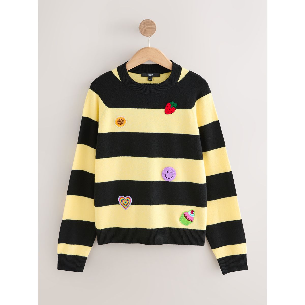 Pull ras du cou ultra-doux à manches longues insigne à rayures jaunes et noires, NEXT