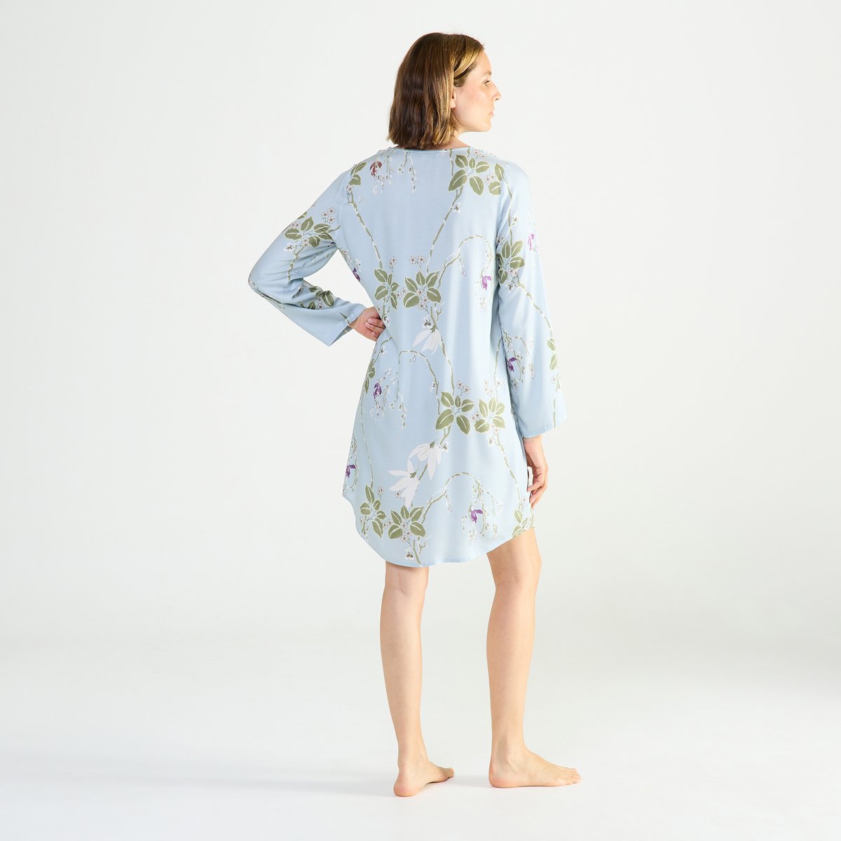 Chemise de nuit courte col v en satin RAMEAU givre, LAURENCE TAVERNIER