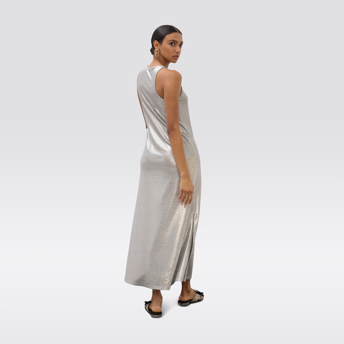 Robe longue fluide à fines bretelles effet métallisé argent, LOLA CASADEMUNT