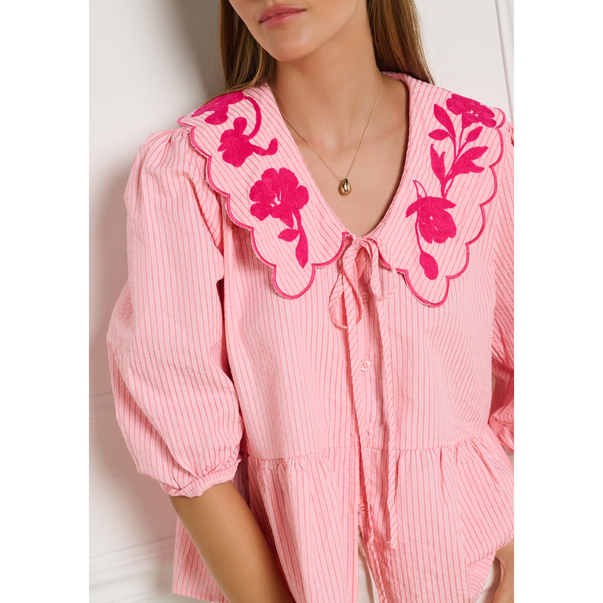 Blouse à col brodé rouge framboise, LOLALIZA