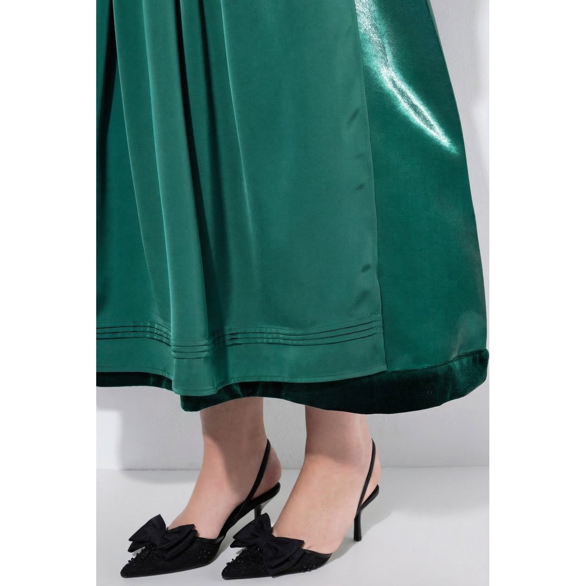 Dirndl en velours, col carré vert sapin, ULLA POPKEN