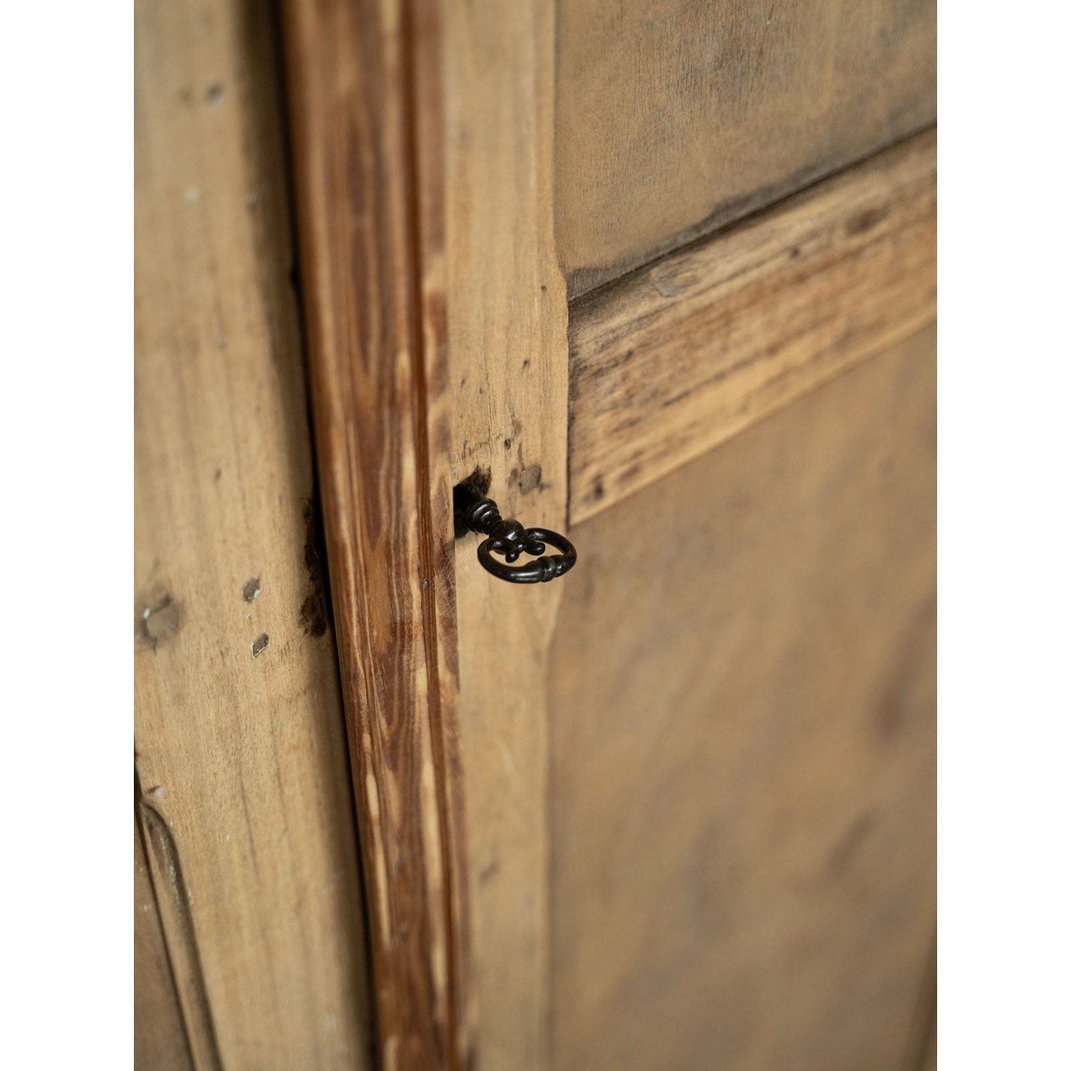 Armoire parisienne en bois clair Blandine N°520 - Bon état bois clair, DEBONGOUT